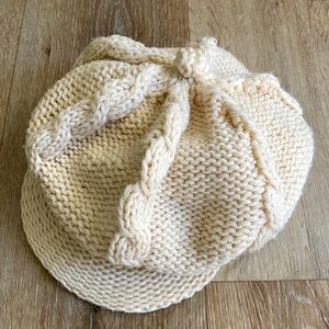 Women cream knitted beret hat